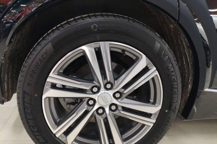 Used Cadillac LYRIQ 2024 Rear-Drive Standard Range Luxury Edition Right Rear Wheel Hub
