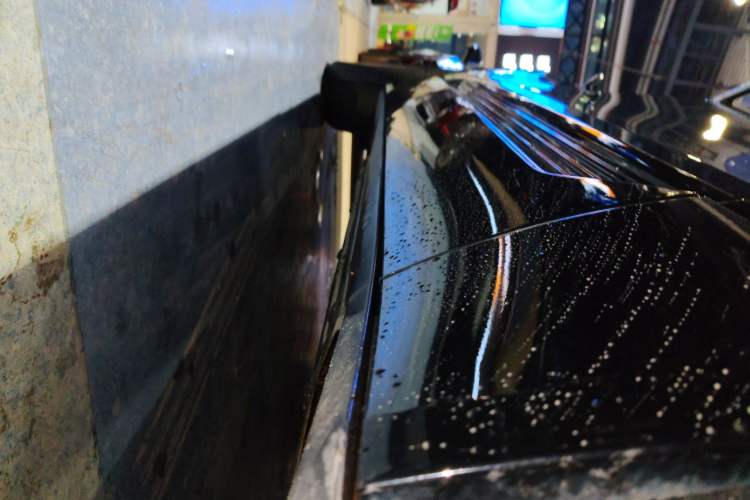 Used Cadillac LYRIQ 2024 Rear-Drive Standard Range Luxury Edition Right Side Sill