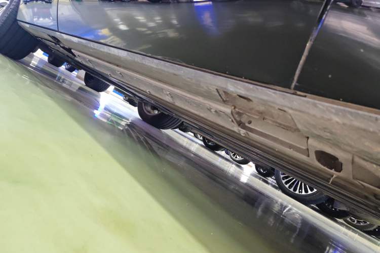 Used Cadillac LYRIQ 2024 Rear-Drive Standard Range Luxury Edition Right Side Sill
