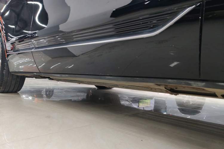 Used Cadillac LYRIQ 2024 Rear-Drive Standard Range Luxury Edition Right Side Sill