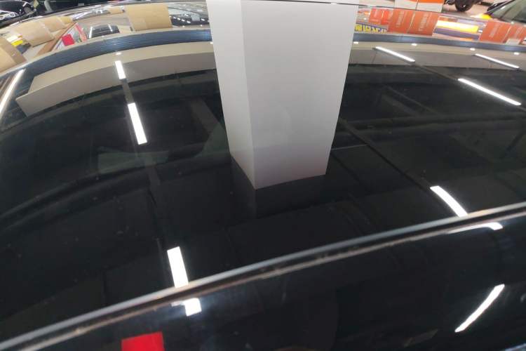 Used Cadillac LYRIQ 2024 Rear-Drive Standard Range Luxury Edition Roof