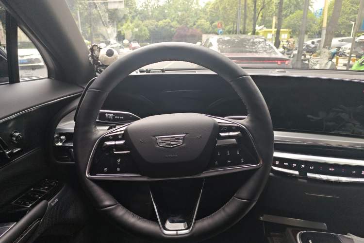 Used Cadillac LYRIQ 2024 Rear-Drive Standard Range Luxury Edition Steering Wheel