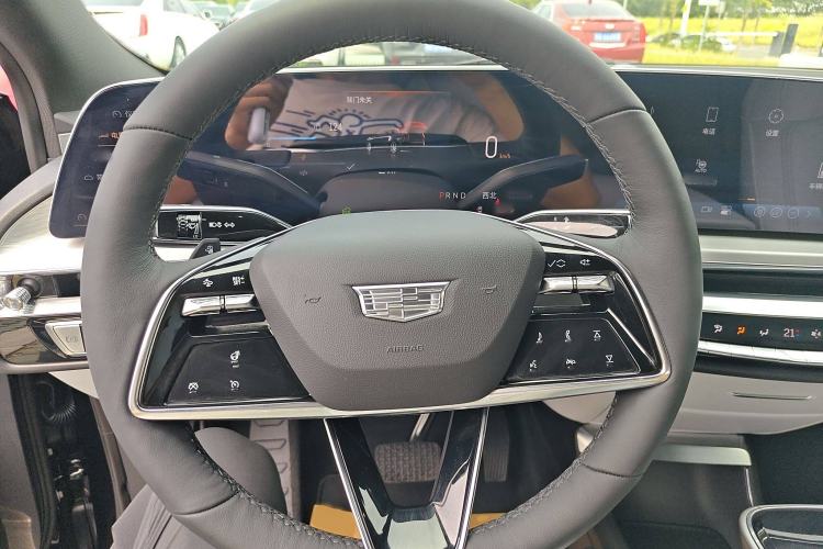 Used Cadillac LYRIQ 2024 Rear-Drive Standard Range Luxury Edition Steering Wheel