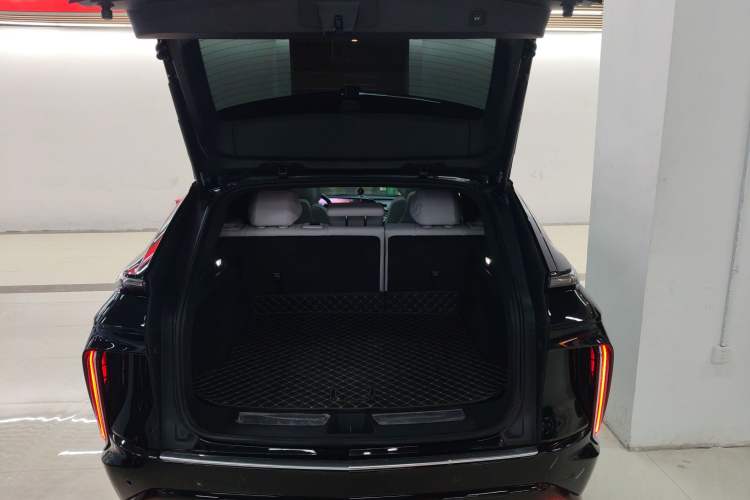 Used Cadillac LYRIQ 2024 Rear-Drive Standard Range Luxury Edition Trunk