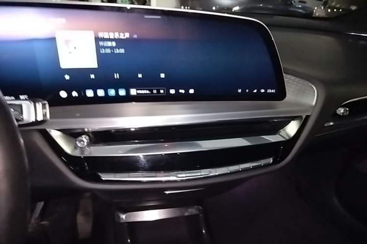 Used Cadillac LYRIQ 2024 Rear-Drive Standard Range Luxury Edition Audio And AC Panel