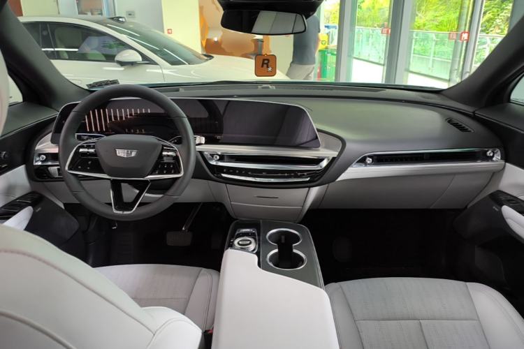 Used Cadillac LYRIQ 2024 Rear-Drive Standard Range Luxury Edition Center Console
