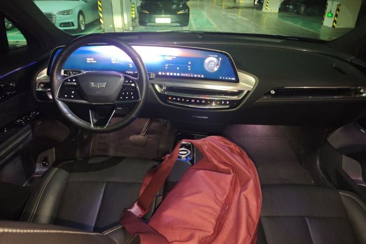 Used Cadillac LYRIQ 2024 Rear-Drive Standard Range Luxury Edition Center Console