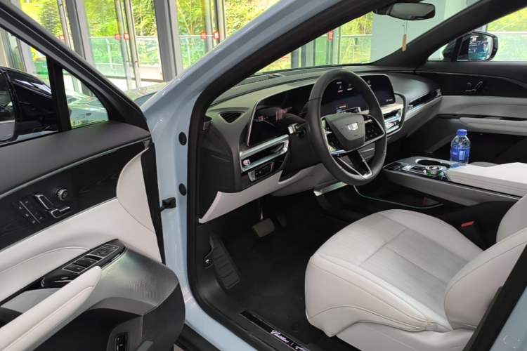 Used Cadillac LYRIQ 2024 Rear-Drive Standard Range Luxury Edition Driver Seat