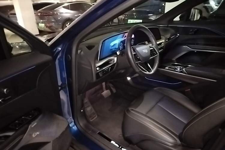 Used Cadillac LYRIQ 2024 Rear-Drive Standard Range Luxury Edition Driver Seat