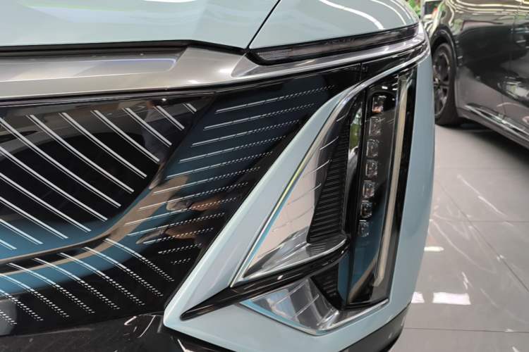 Used Cadillac LYRIQ 2024 Rear-Drive Standard Range Luxury Edition Left Front Headlight