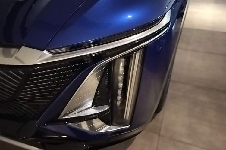 Used Cadillac LYRIQ 2024 Rear-Drive Standard Range Luxury Edition Left Front Headlight