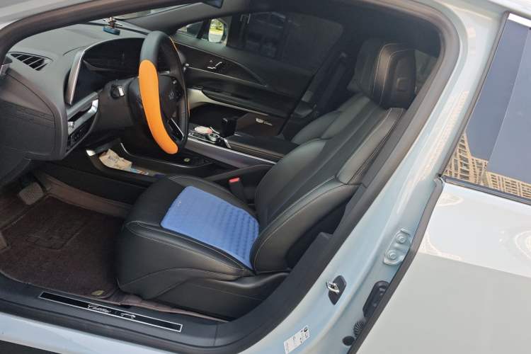 Used Cadillac LYRIQ 2024 Rear-Drive Standard Range Luxury Edition Left Front Seat