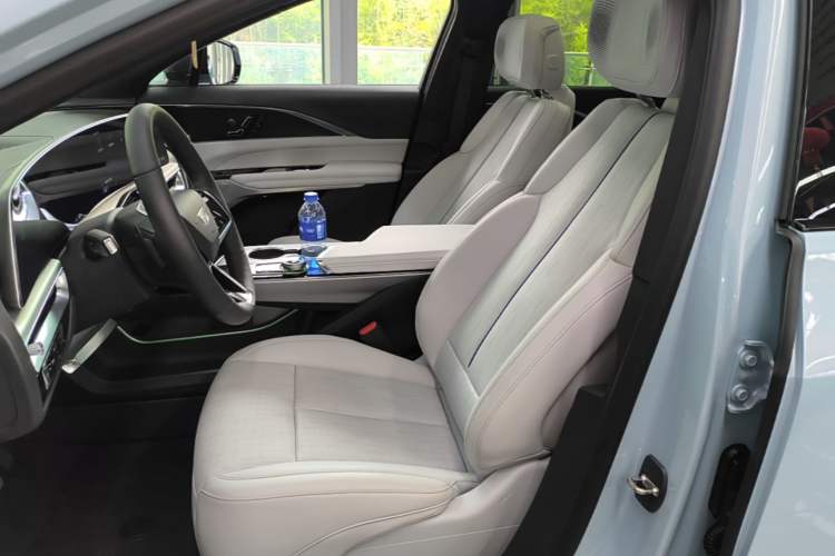 Used Cadillac LYRIQ 2024 Rear-Drive Standard Range Luxury Edition Left Front Seat
