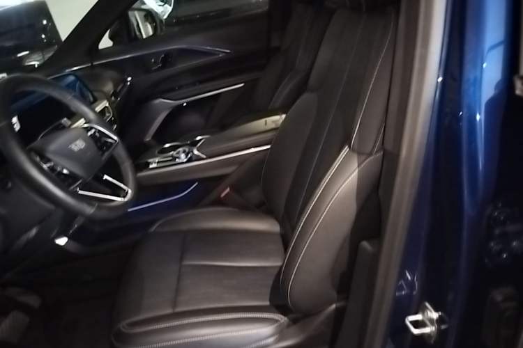 Used Cadillac LYRIQ 2024 Rear-Drive Standard Range Luxury Edition Left Front Seat