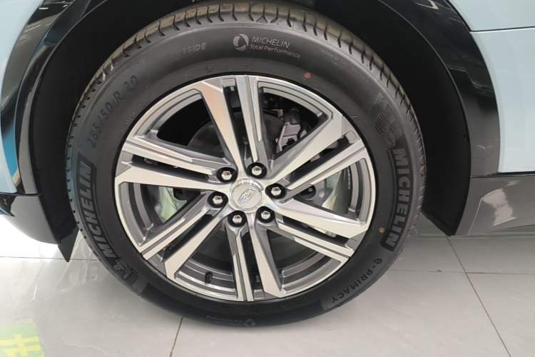 Used Cadillac LYRIQ 2024 Rear-Drive Standard Range Luxury Edition Left Front Wheel Hub