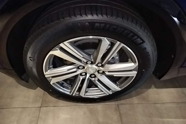 Used Cadillac LYRIQ 2024 Rear-Drive Standard Range Luxury Edition Left Front Wheel Hub