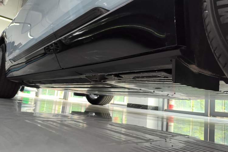 Used Cadillac LYRIQ 2024 Rear-Drive Standard Range Luxury Edition Left Side Sill