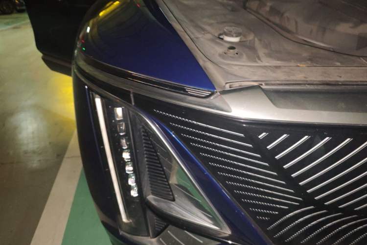 Used Cadillac LYRIQ 2024 Rear-Drive Standard Range Luxury Edition Right Front Headlight