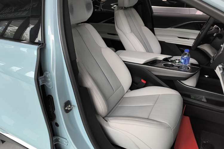 Used Cadillac LYRIQ 2024 Rear-Drive Standard Range Luxury Edition Right Front Seat