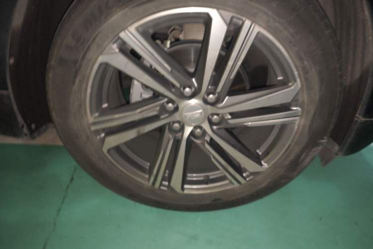 Used Cadillac LYRIQ 2024 Rear-Drive Standard Range Luxury Edition Right Front Wheel Hub