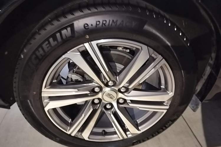 Used Cadillac LYRIQ 2024 Rear-Drive Standard Range Luxury Edition Right Rear Wheel Hub