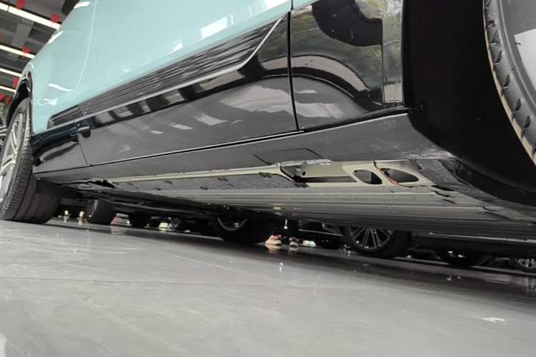 Used Cadillac LYRIQ 2024 Rear-Drive Standard Range Luxury Edition Right Side Sill