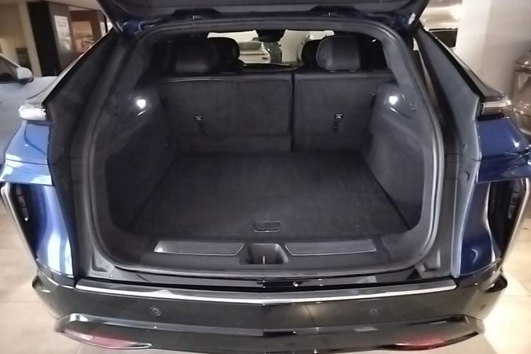 Used Cadillac LYRIQ 2024 Rear-Drive Standard Range Luxury Edition Trunk