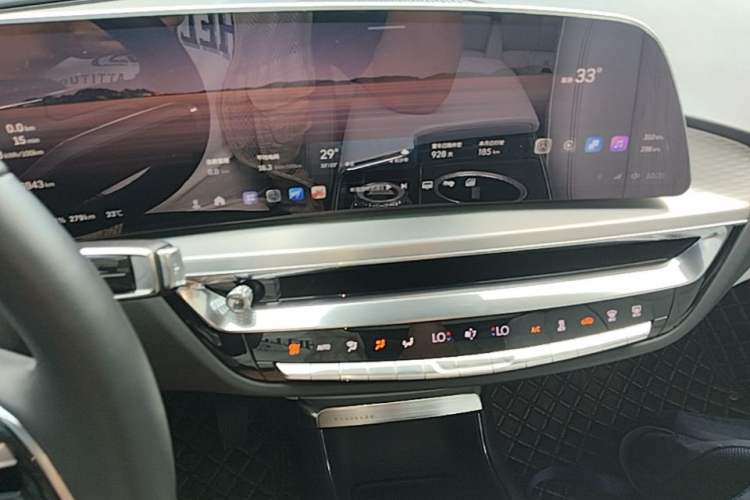 Used Cadillac LYRIQ 2024 Rear-Drive Standard Range Luxury Edition Audio And AC Panel