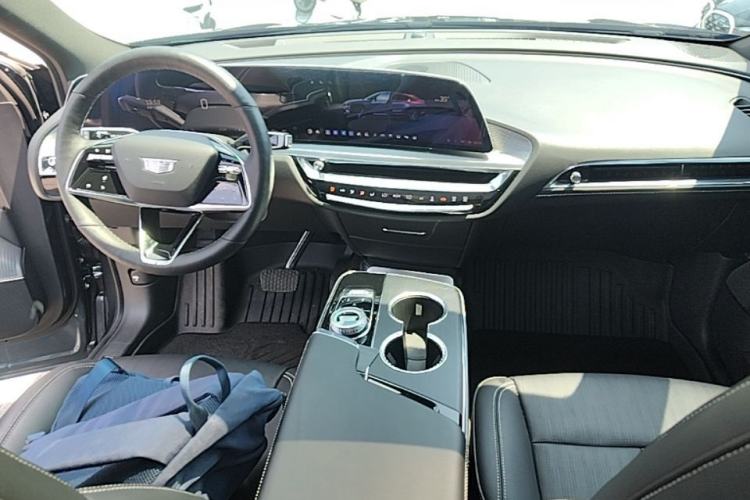 Used Cadillac LYRIQ 2024 Rear-Drive Standard Range Luxury Edition Center Console