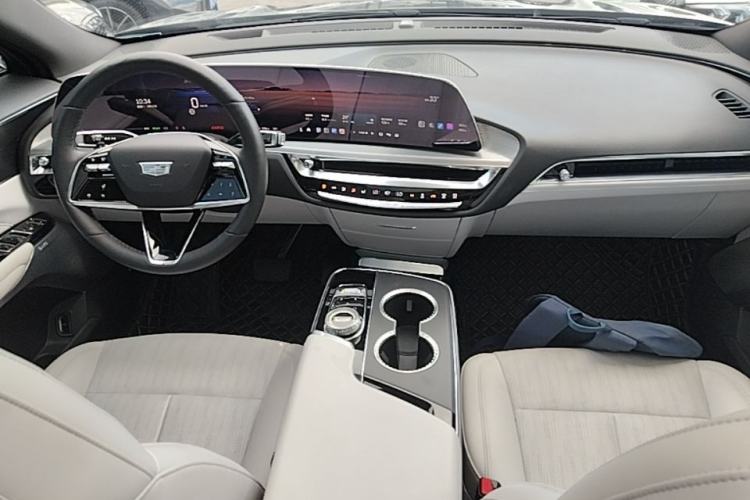 Used Cadillac LYRIQ 2024 Rear-Drive Standard Range Luxury Edition Center Console
