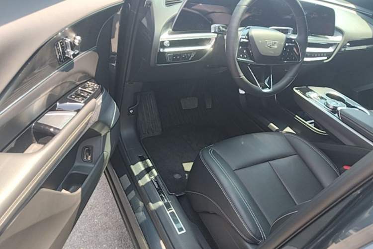 Used Cadillac LYRIQ 2024 Rear-Drive Standard Range Luxury Edition Driver Seat