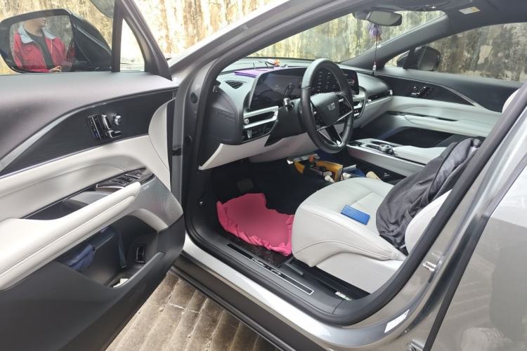 Used Cadillac LYRIQ 2024 Rear-Drive Standard Range Luxury Edition Driver Seat