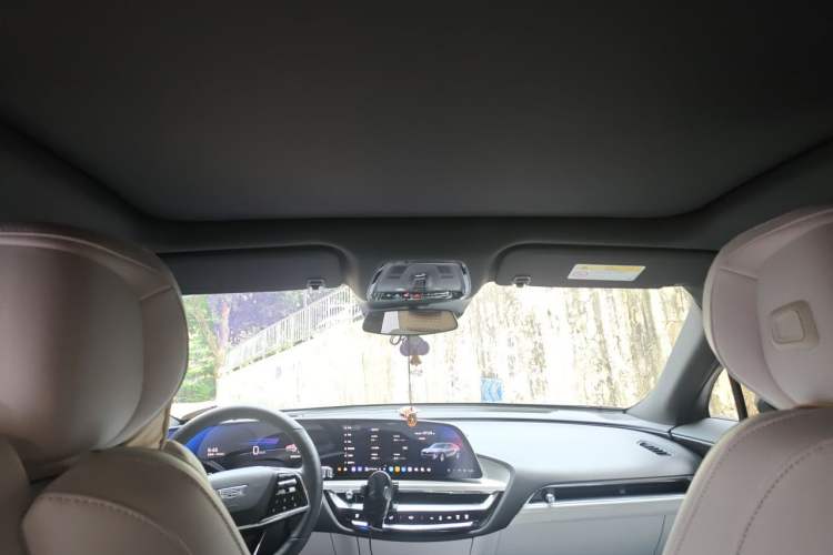 Used Cadillac LYRIQ 2024 Rear-Drive Standard Range Luxury Edition Headliner