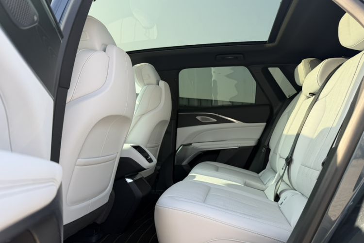 Used Cadillac LYRIQ 2024 Rear-Drive Standard Range Luxury Edition Interior 1