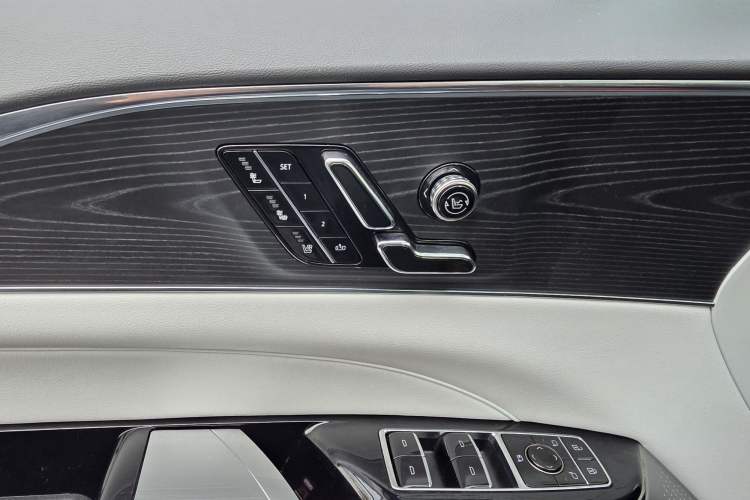 Used Cadillac LYRIQ 2024 Rear-Drive Standard Range Luxury Edition SUPER CRUISE Interior 11
