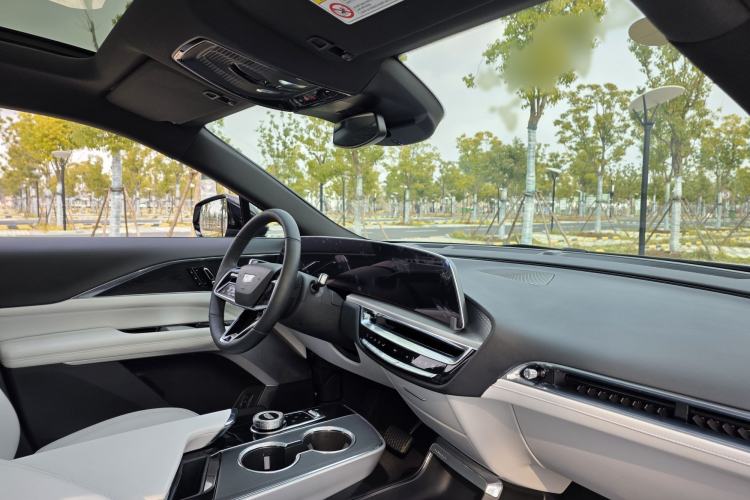 Used Cadillac LYRIQ 2024 Rear-Drive Standard Range Luxury Edition SUPER CRUISE Interior 2