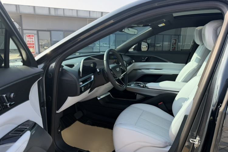 Used Cadillac LYRIQ 2024 Rear-Drive Standard Range Luxury Edition Interior 3