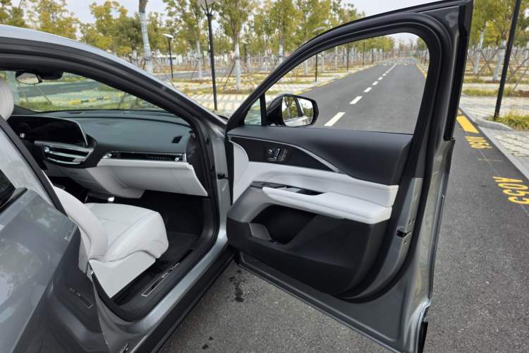 Used Cadillac LYRIQ 2024 Rear-Drive Standard Range Luxury Edition SUPER CRUISE Interior 3