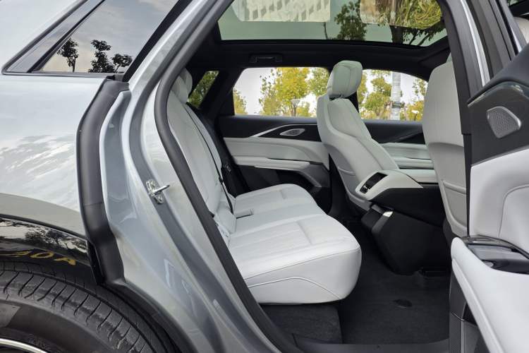 Used Cadillac LYRIQ 2024 Rear-Drive Standard Range Luxury Edition SUPER CRUISE Interior 4