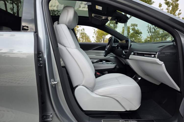 Used Cadillac LYRIQ 2024 Rear-Drive Standard Range Luxury Edition SUPER CRUISE Interior 5