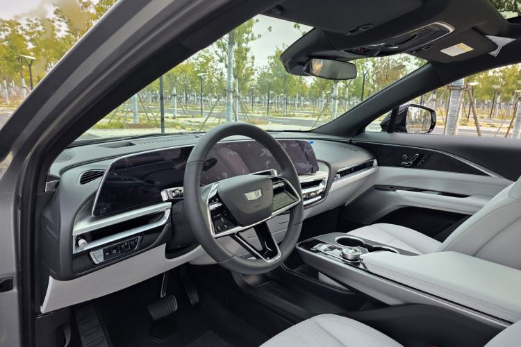 Used Cadillac LYRIQ 2024 Rear-Drive Standard Range Luxury Edition SUPER CRUISE Interior 6