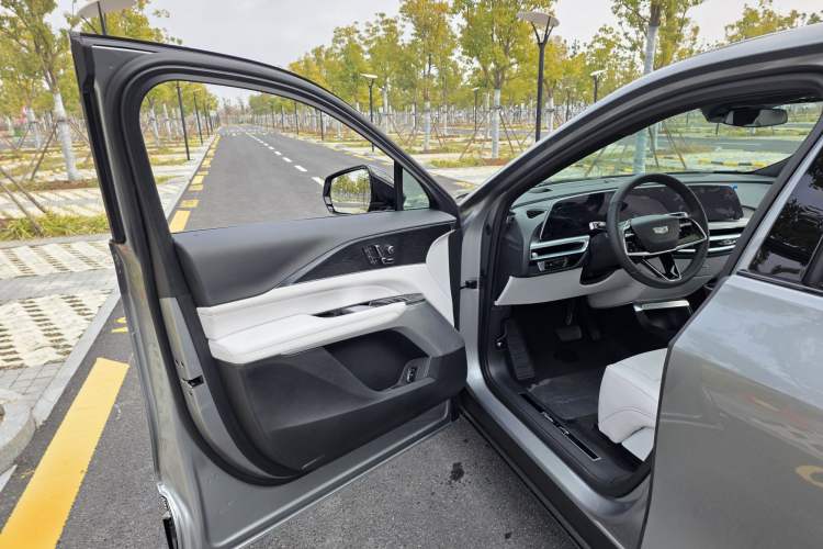 Used Cadillac LYRIQ 2024 Rear-Drive Standard Range Luxury Edition SUPER CRUISE Interior 7