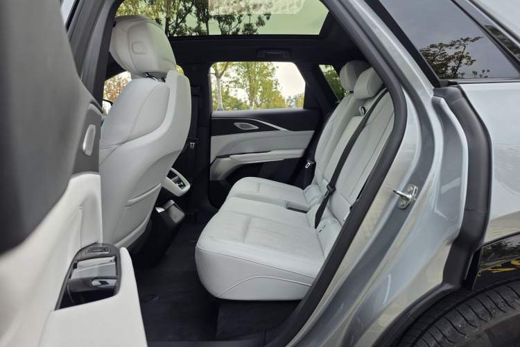 Used Cadillac LYRIQ 2024 Rear-Drive Standard Range Luxury Edition SUPER CRUISE Interior 8