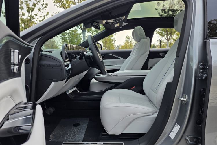 Used Cadillac LYRIQ 2024 Rear-Drive Standard Range Luxury Edition SUPER CRUISE Interior 9