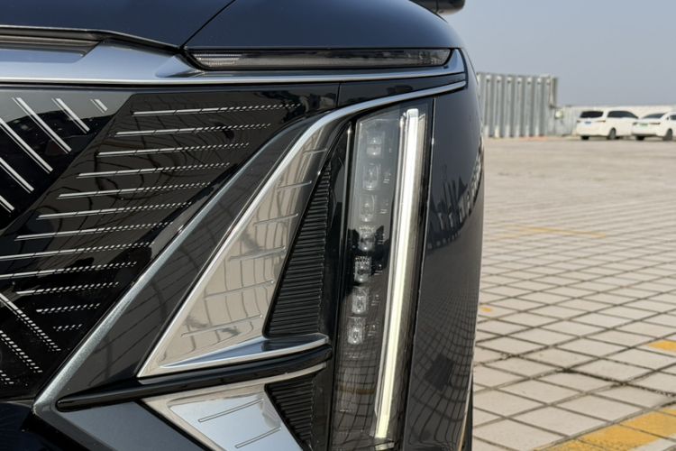 Used Cadillac LYRIQ 2024 Rear-Drive Standard Range Luxury Edition Left Front Headlight