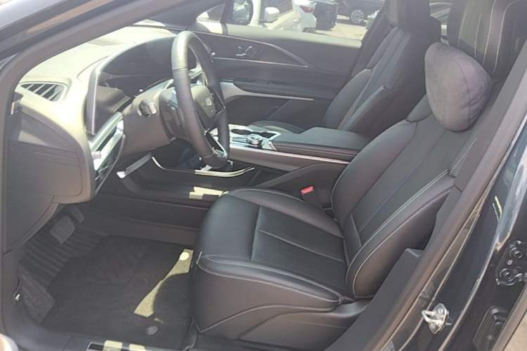 Used Cadillac LYRIQ 2024 Rear-Drive Standard Range Luxury Edition Left Front Seat