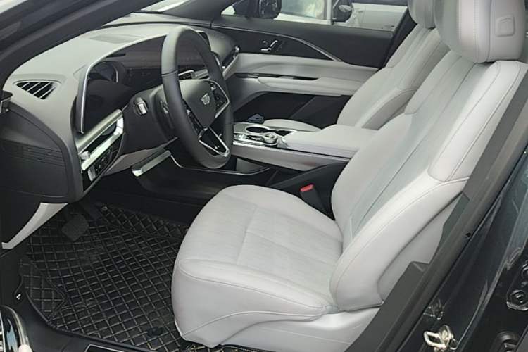 Used Cadillac LYRIQ 2024 Rear-Drive Standard Range Luxury Edition Left Front Seat