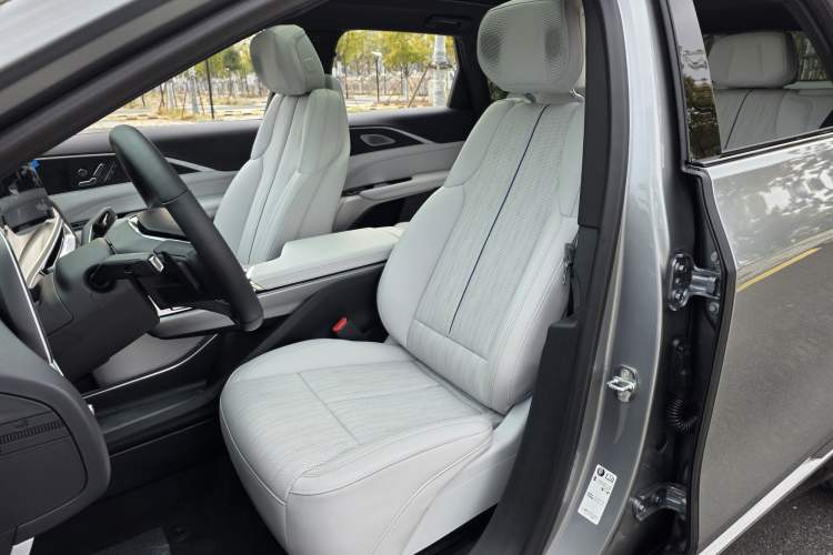 Used Cadillac LYRIQ 2024 Rear-Drive Standard Range Luxury Edition SUPER CRUISE Left Front Seat