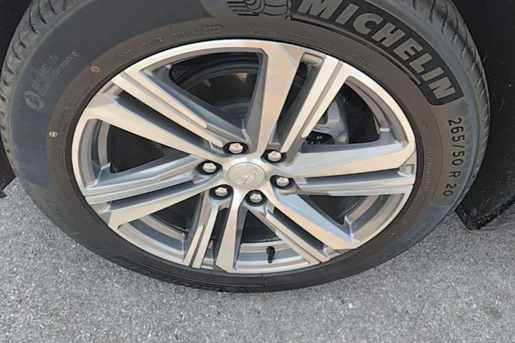 Used Cadillac LYRIQ 2024 Rear-Drive Standard Range Luxury Edition Left Front Wheel Hub