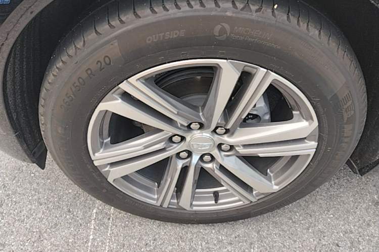 Used Cadillac LYRIQ 2024 Rear-Drive Standard Range Luxury Edition Left Front Wheel Hub